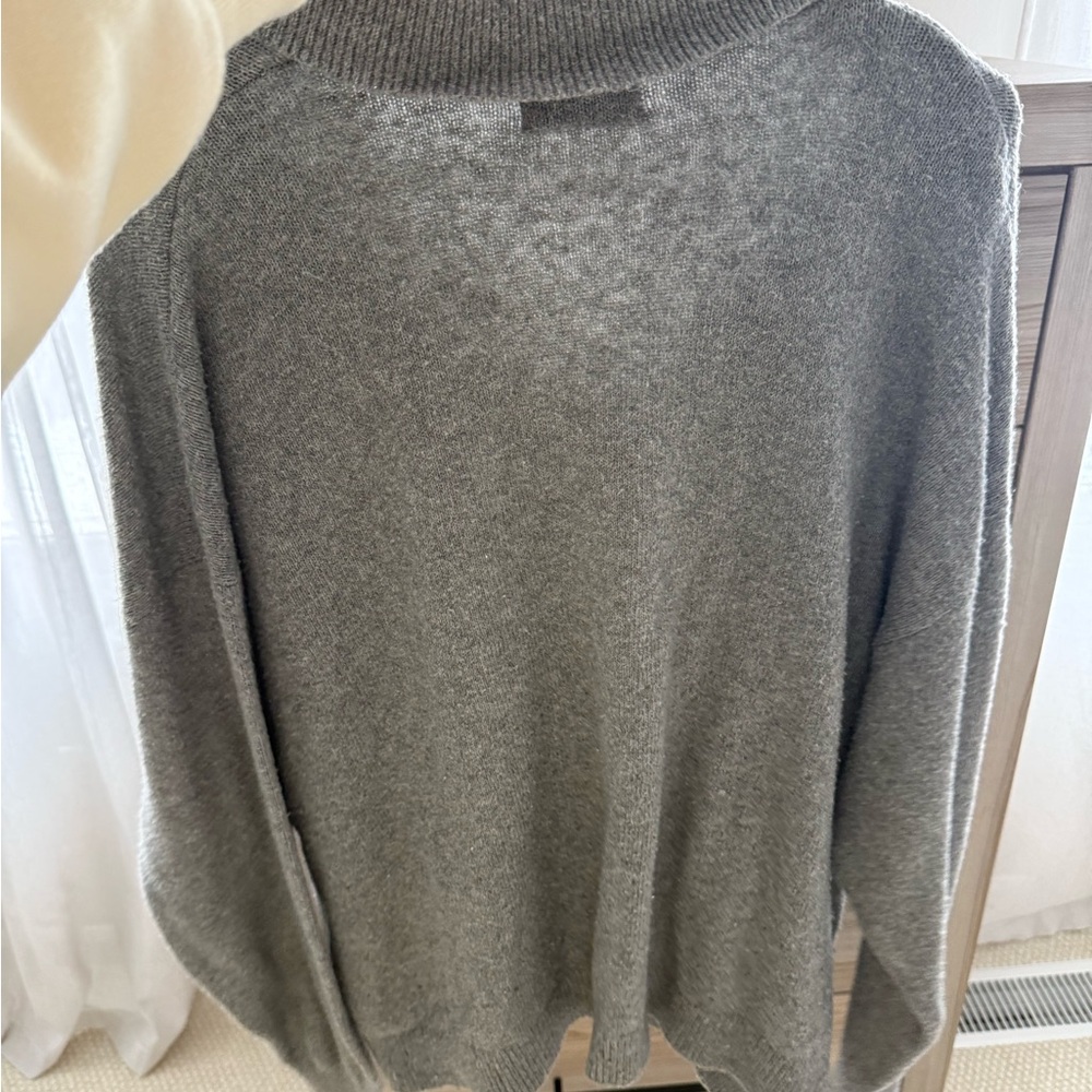 Old Navy Women's V-Neck Sweater in Heather Gray - Picture 3 of 4